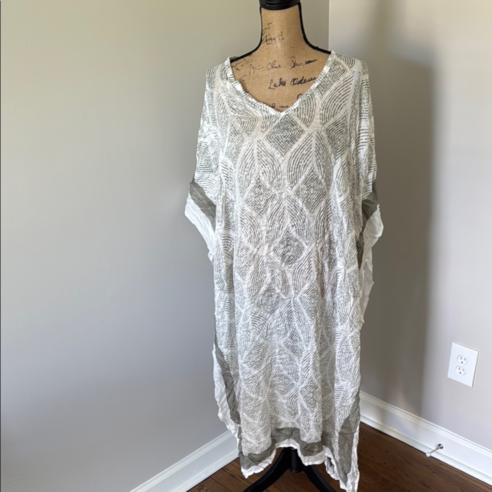 Michael stars White and Gray Patterned beach coverup